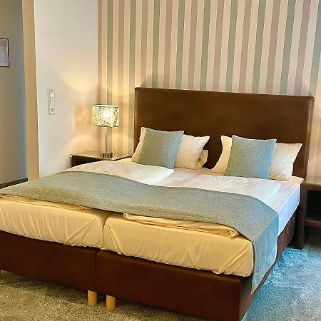 ألدويتشه فاينشتوبه 3*